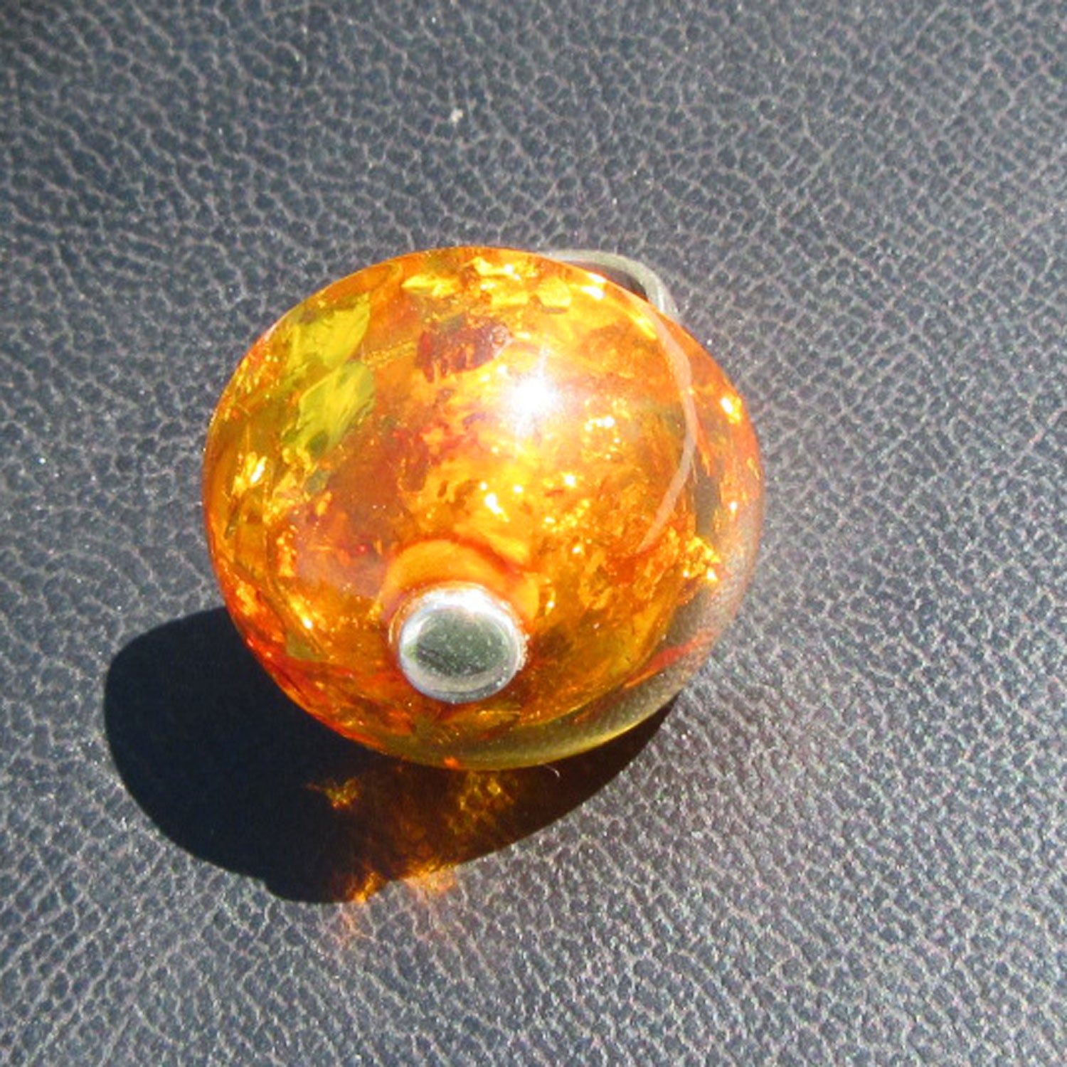 Runder Fingerring aus Bernstein mit Halbkugel, Unikat