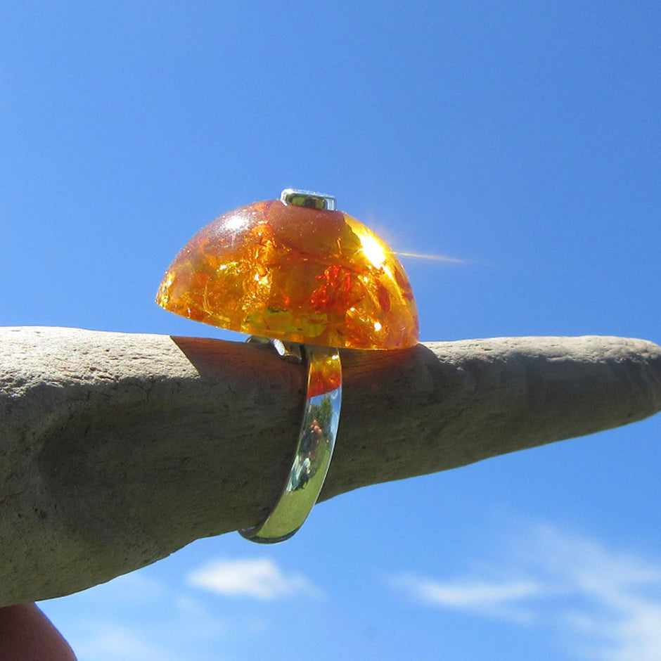 Runder Fingerring aus Bernstein mit Halbkugel, Unikat