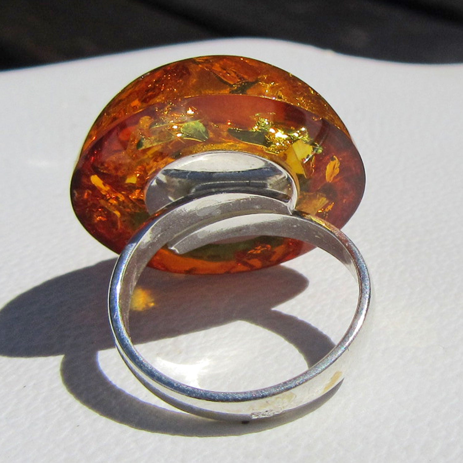 Runder Fingerring aus Bernstein mit Halbkugel, Unikat