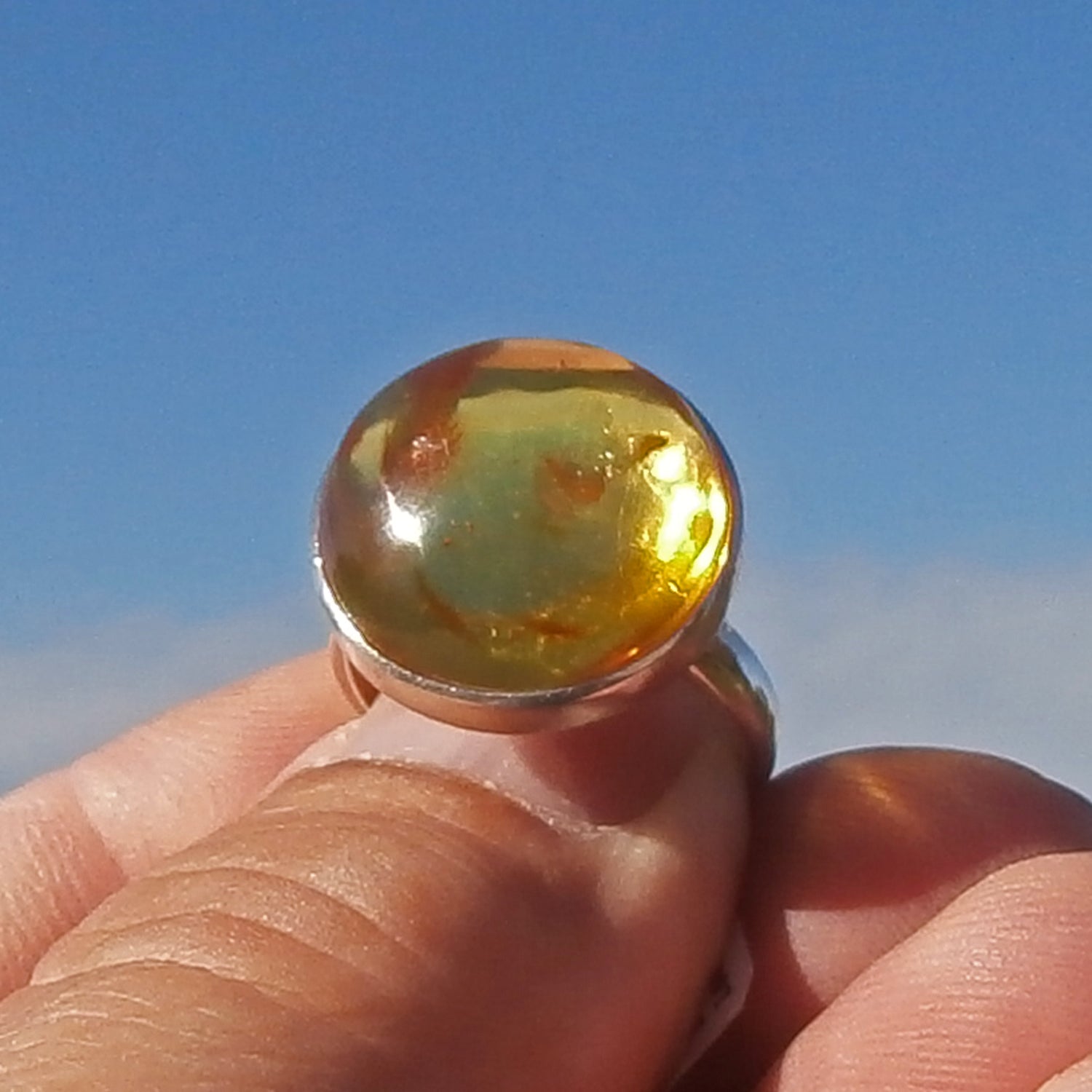 Runder Fingerring aus sonnenfarbenem Bernstein und Silber