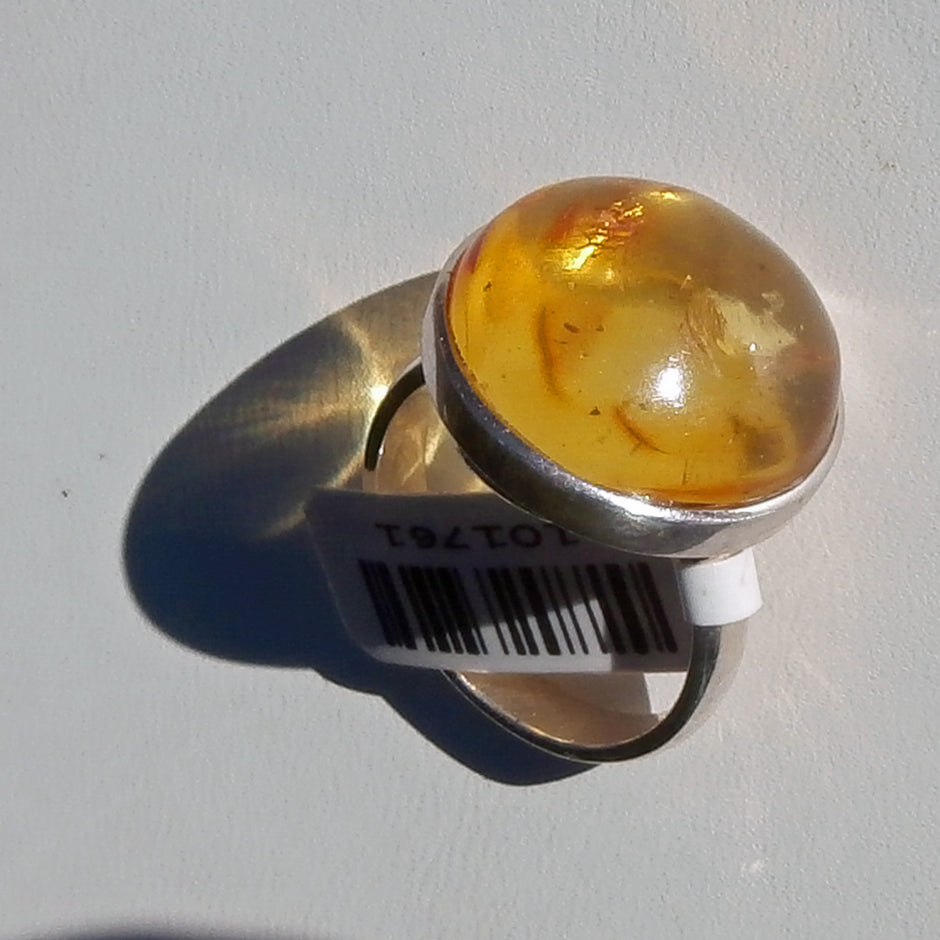 Runder Fingerring aus sonnenfarbenem Bernstein und Silber
