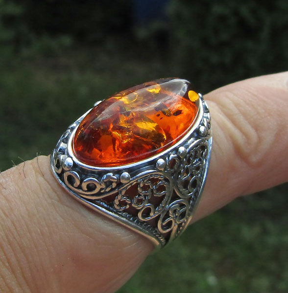 Ziselierter Silberring mit kognacfarbenem Bernstein, Unikat