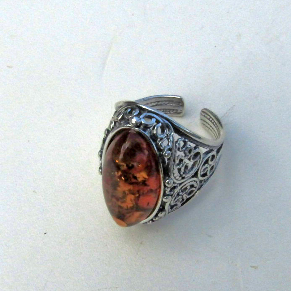 Ziselierter Silberring mit kognacfarbenem Bernstein, Unikat