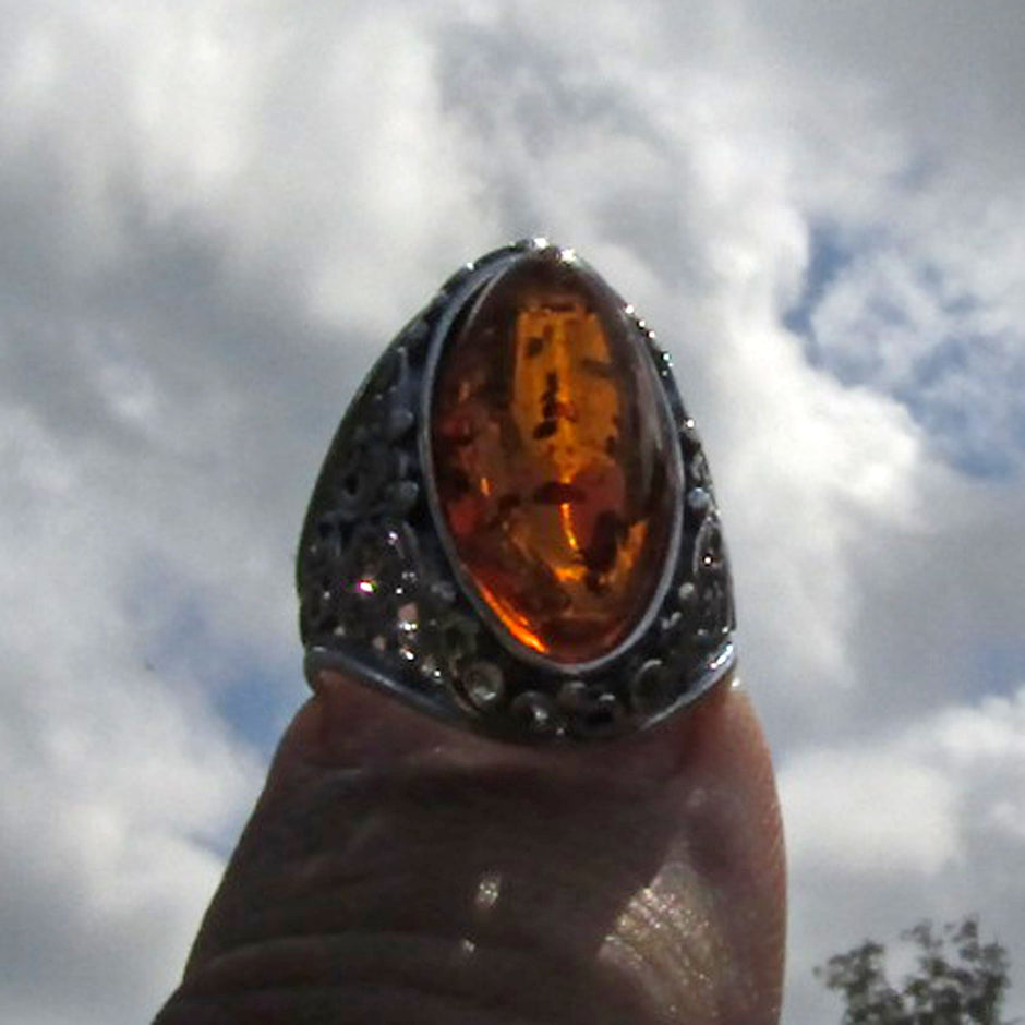 Ziselierter Silberring mit kognacfarbenem Bernstein, Unikat