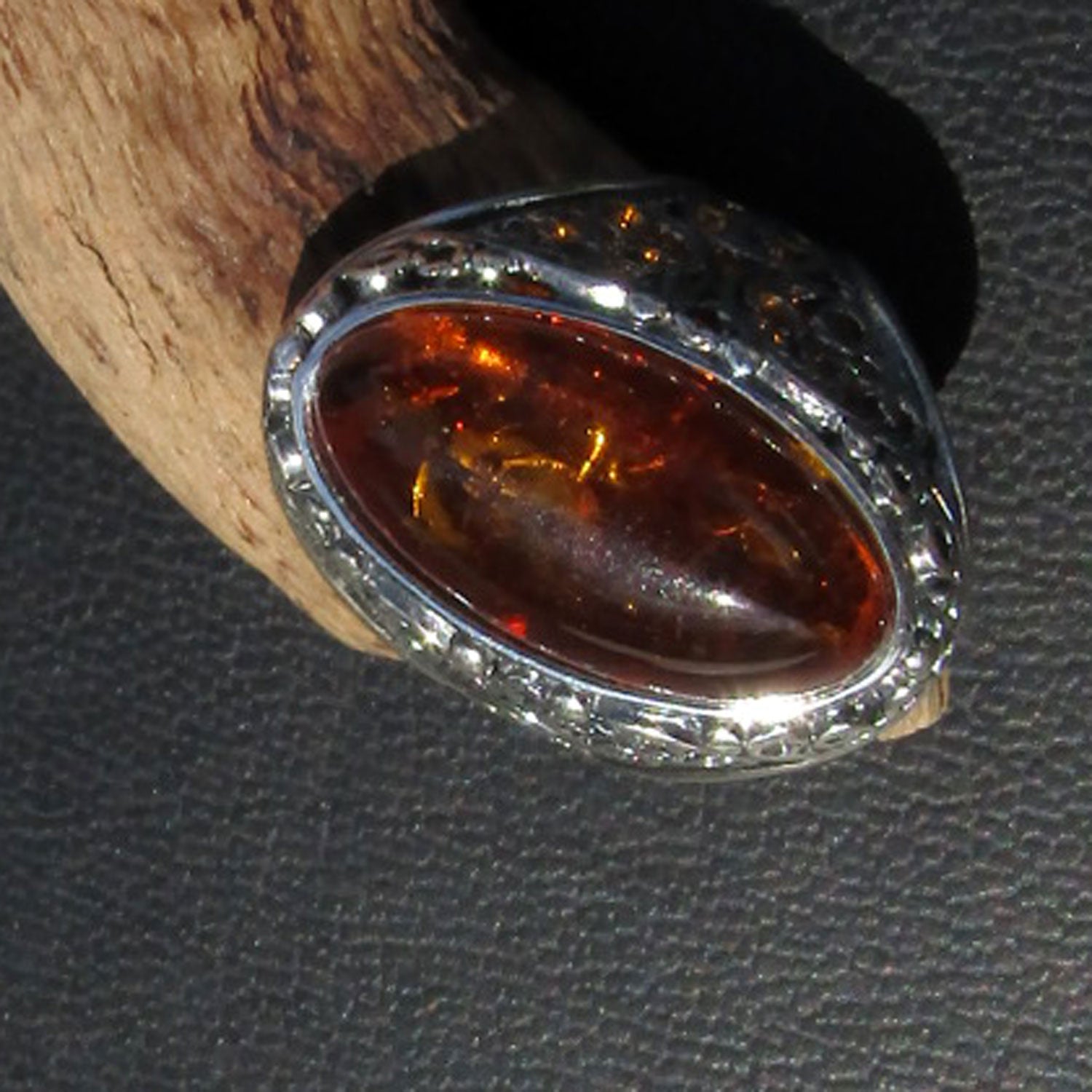 Ziselierter Silberring mit kognacfarbenem Bernstein, Unikat