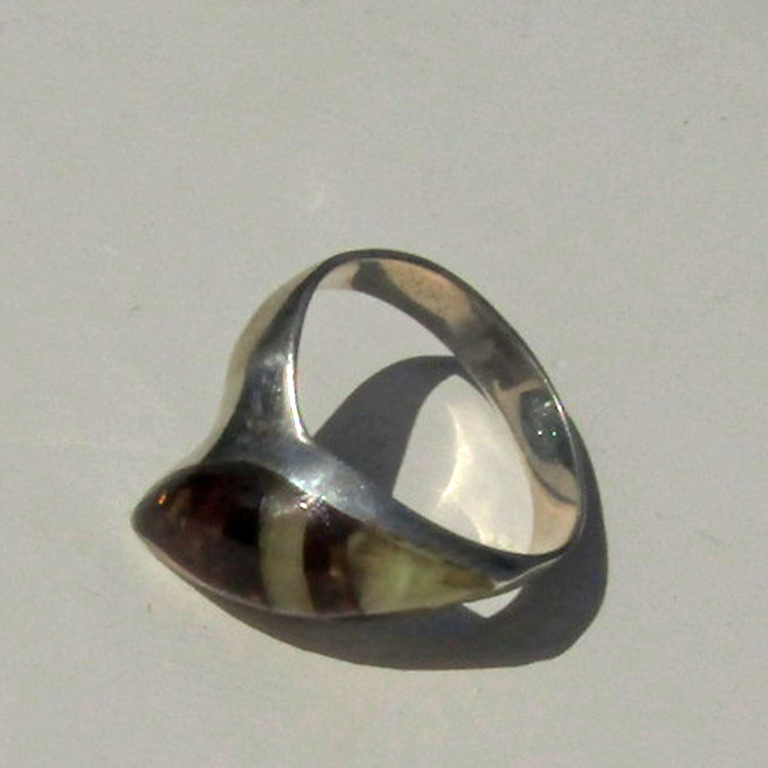 Einzigartiger Fingerring mit Bernstein-Intarsien