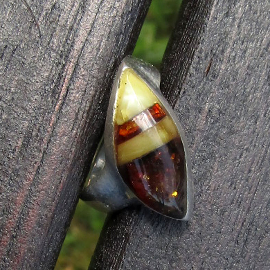 Einzigartiger Fingerring mit Bernstein-Intarsien