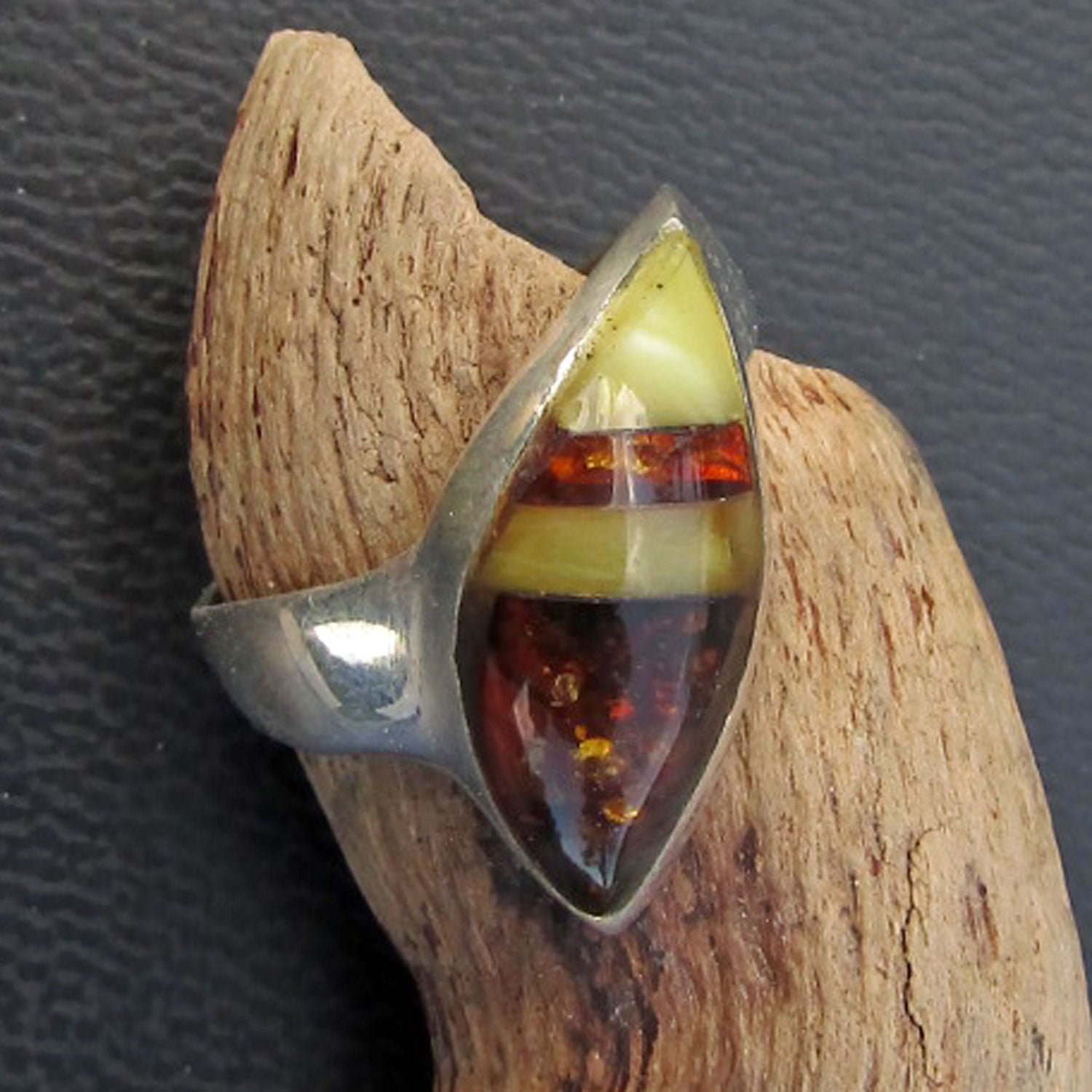 Einzigartiger Fingerring mit Bernstein-Intarsien