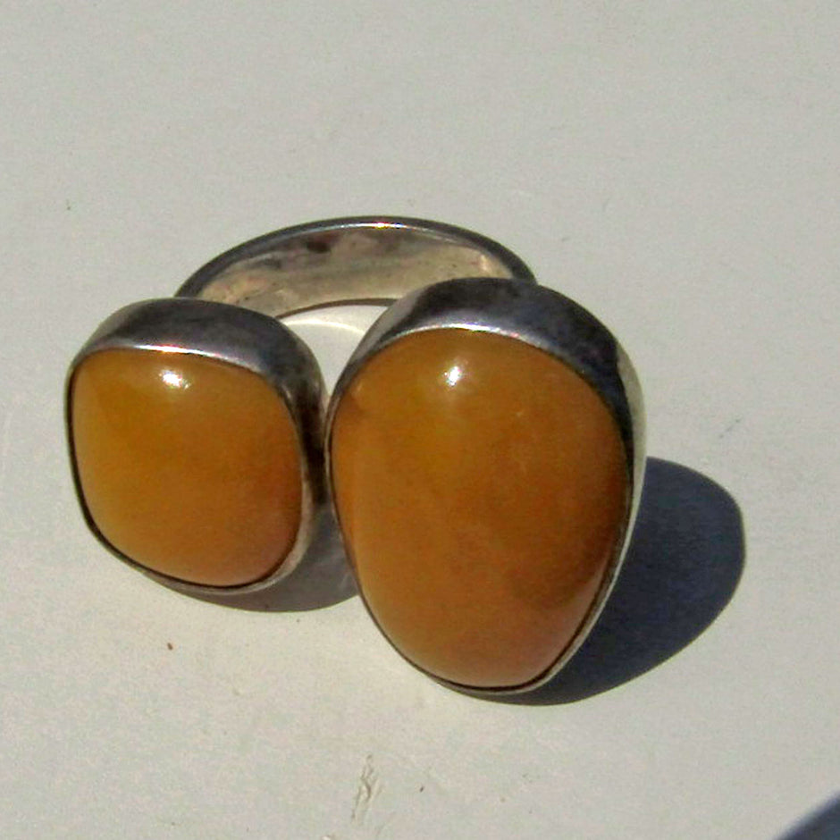 Polierter Butterscotch-Bernsteinring in Silber gefasst