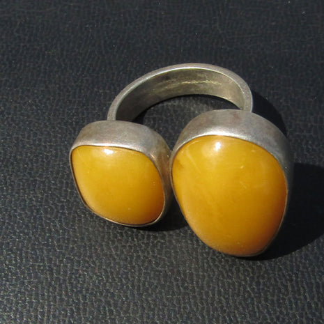 Polierter Butterscotch-Bernsteinring in Silber gefasst