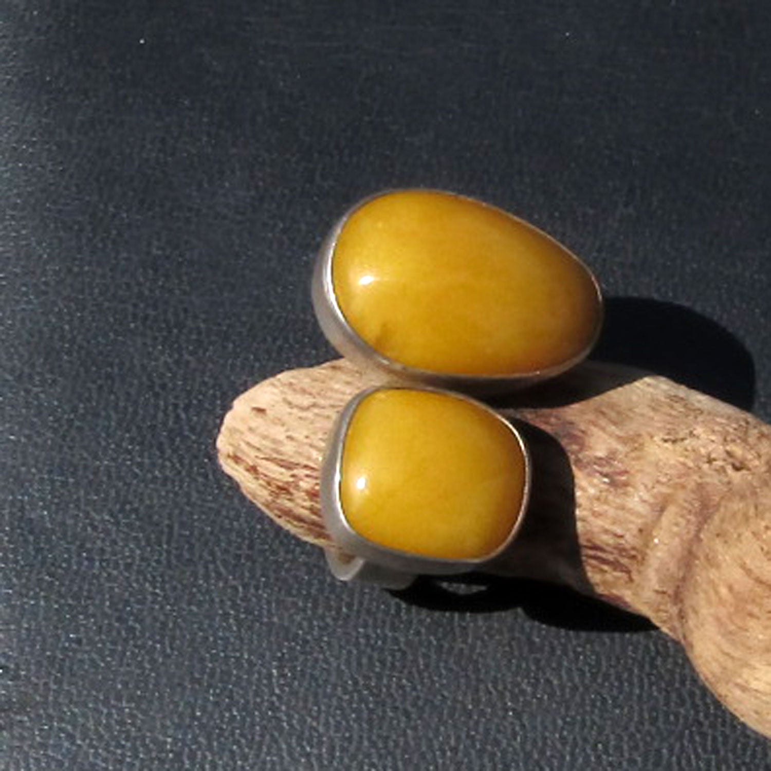 Polierter Butterscotch-Bernsteinring in Silber gefasst