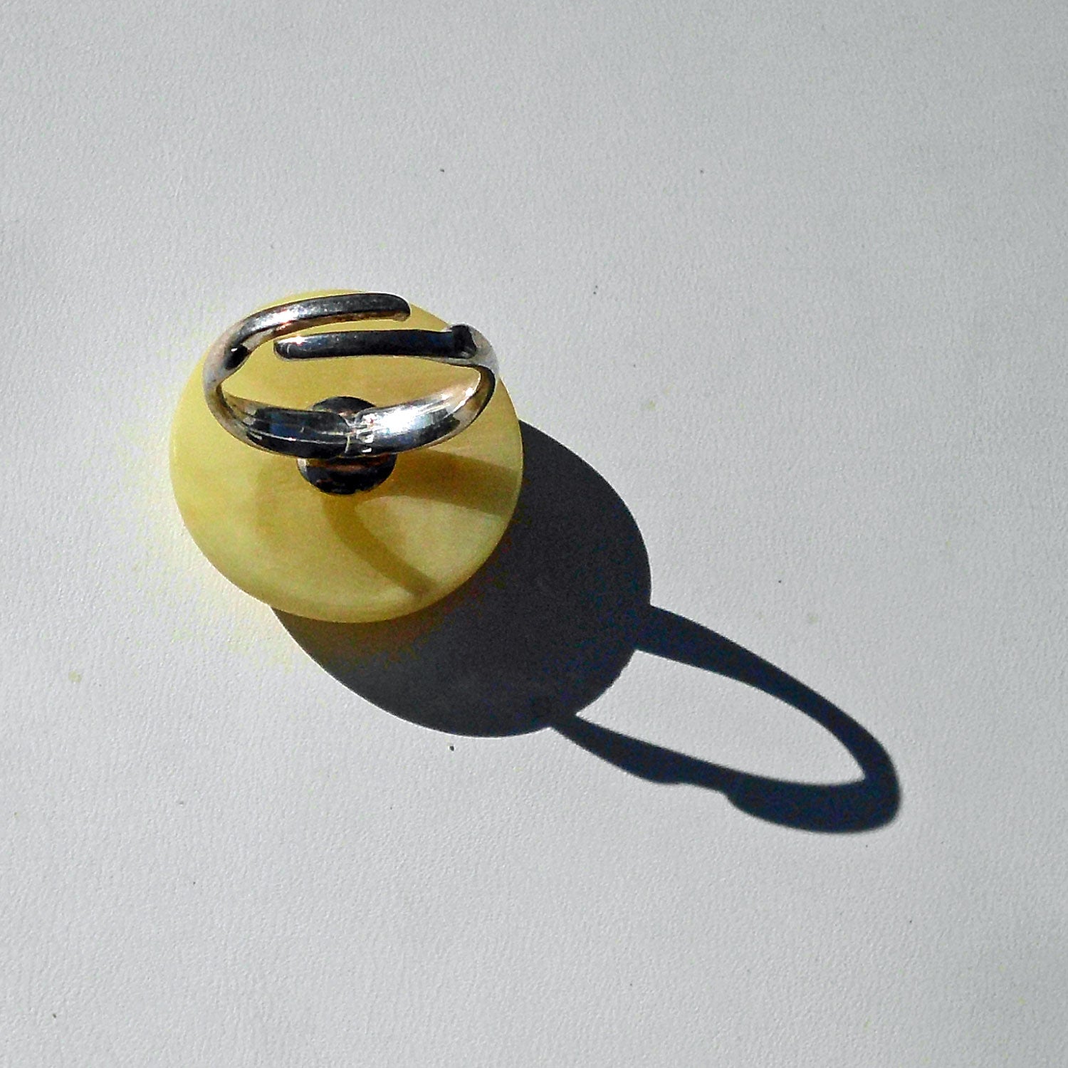 Runder, polierter Bernstein in Silberfassung – Unikat