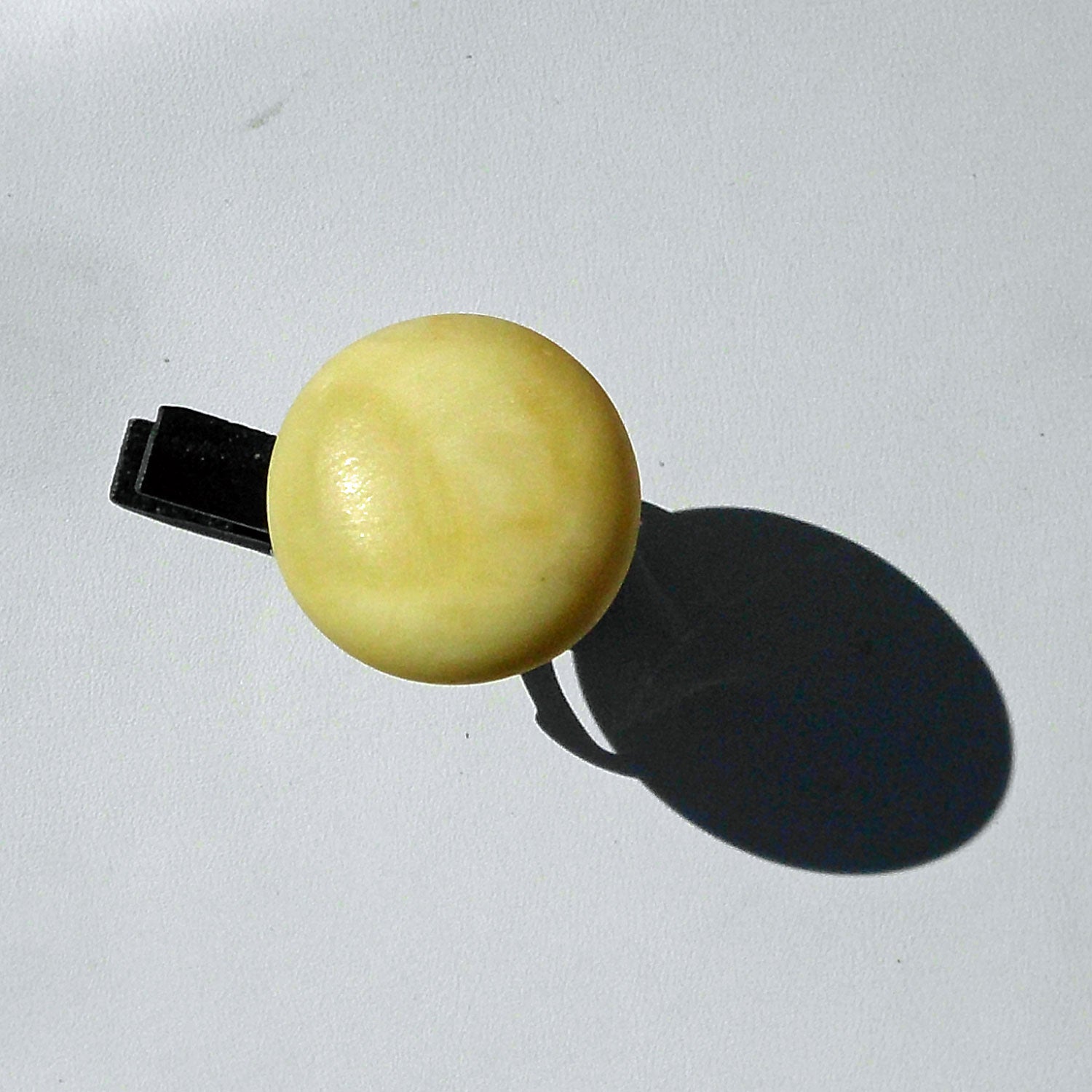 Runder, polierter Bernstein in Silberfassung – Unikat