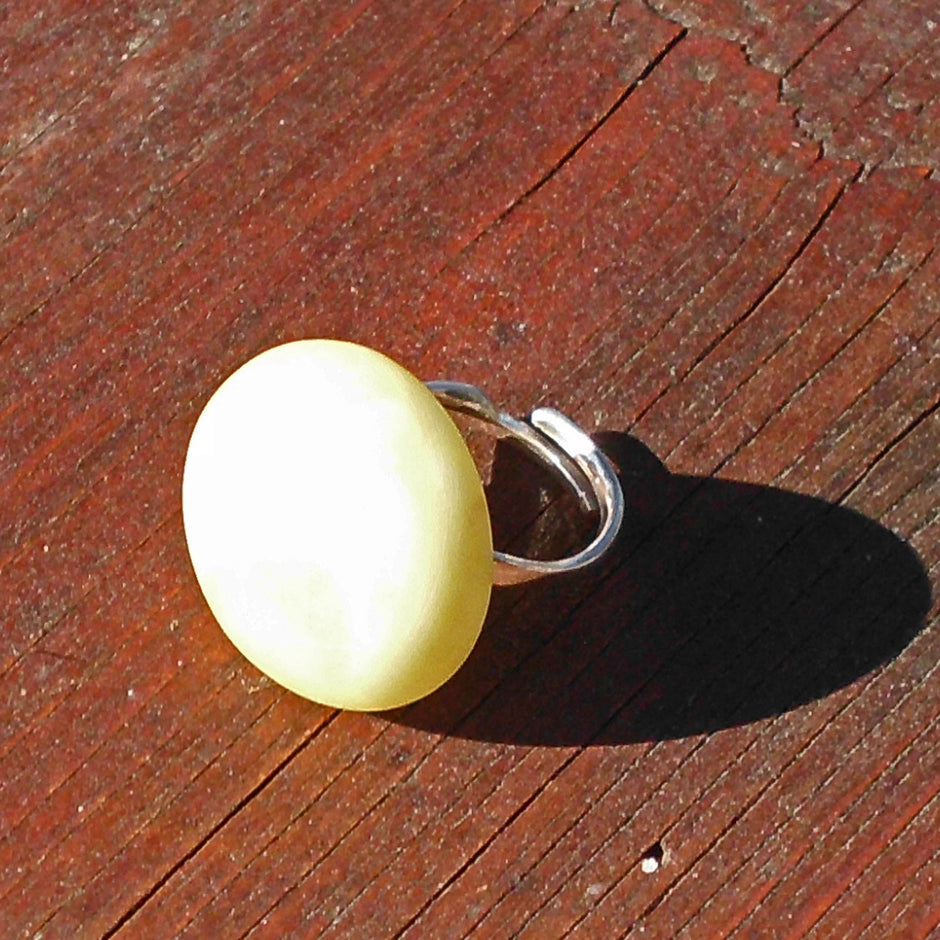 Runder, polierter Bernstein in Silberfassung – Unikat