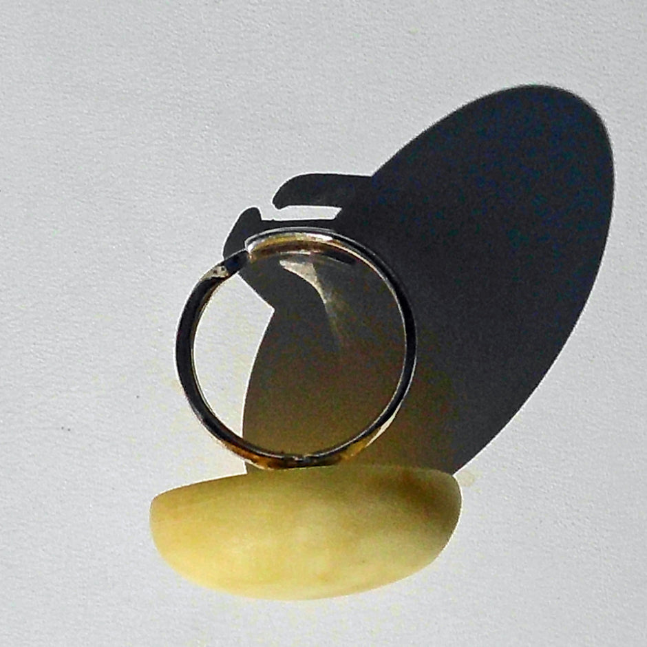 Runder, polierter Bernstein in Silberfassung – Unikat