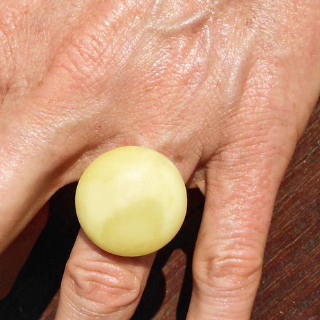 Runder, polierter Bernstein in Silberfassung – Unikat