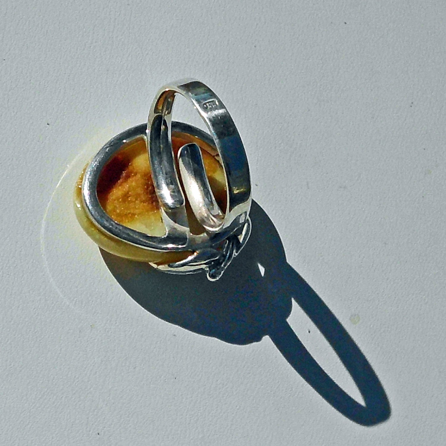 Heller Bernsteinring mit Blattverzierung aus Silber