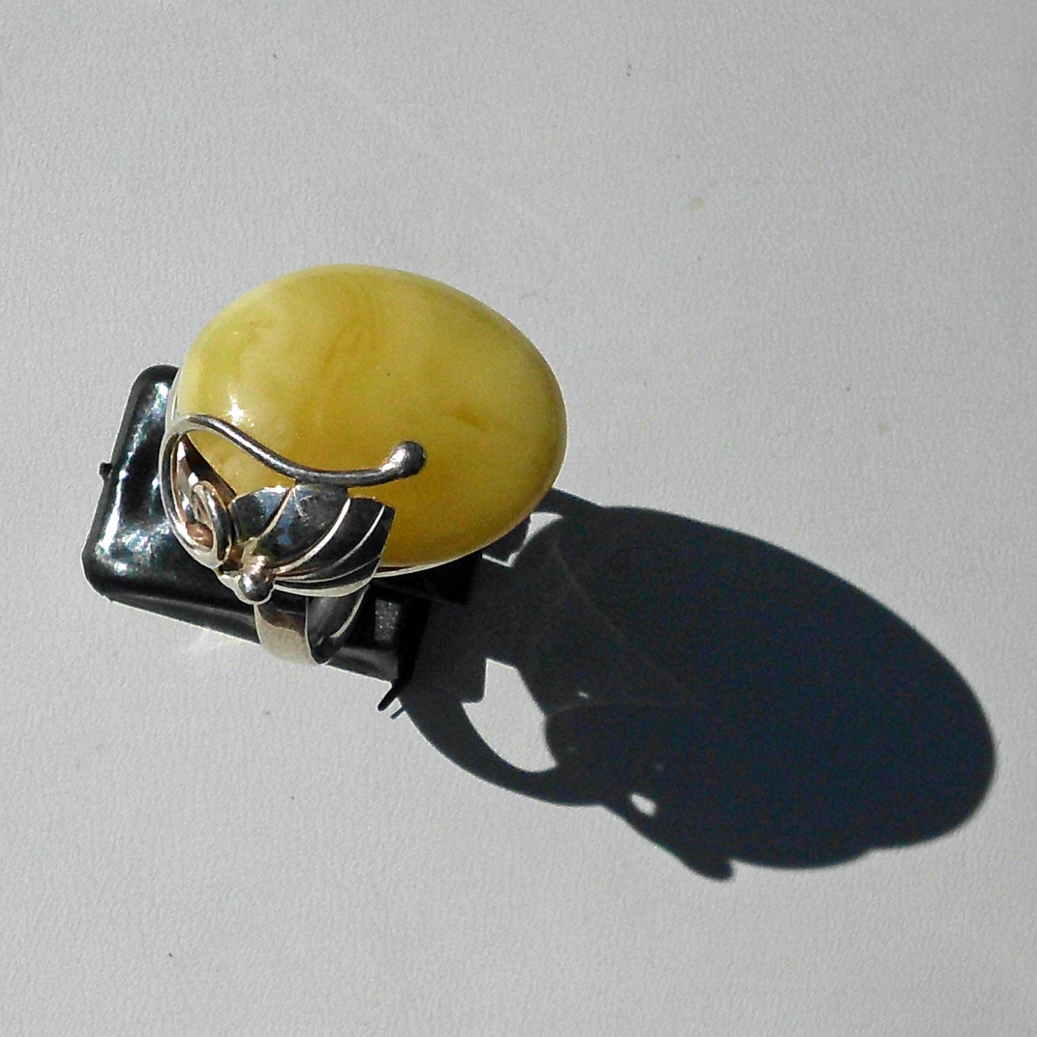 Heller Bernsteinring mit Blattverzierung aus Silber