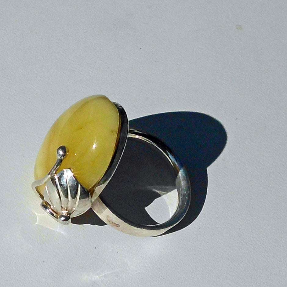 Heller Bernsteinring mit Blattverzierung aus Silber