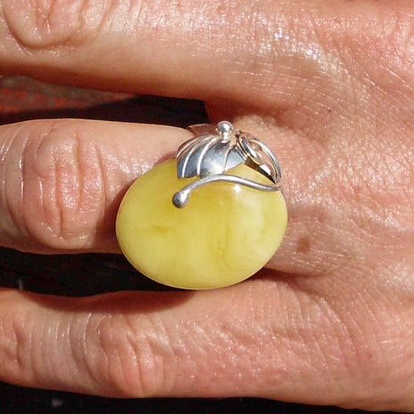 Heller Bernsteinring mit Blattverzierung aus Silber