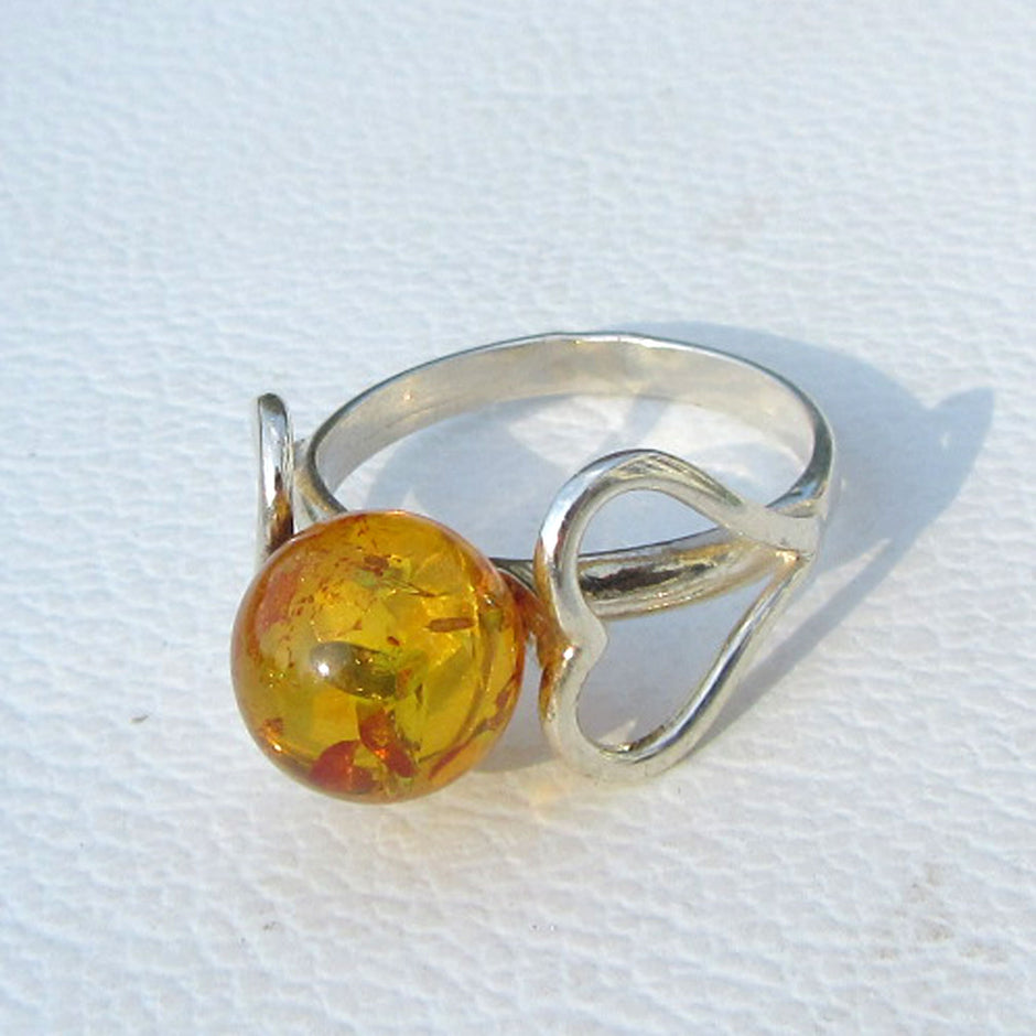 Edler Herzring aus 925 Silber mit Bernsteinperle