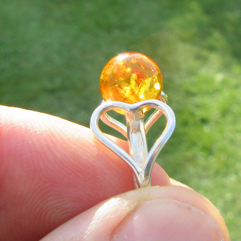 Edler Herzring aus 925 Silber mit Bernsteinperle