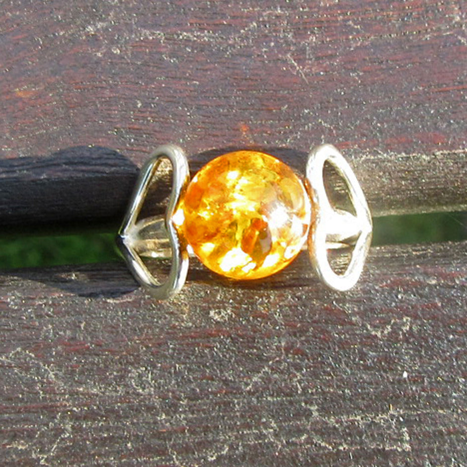 Edler Herzring aus 925 Silber mit Bernsteinperle