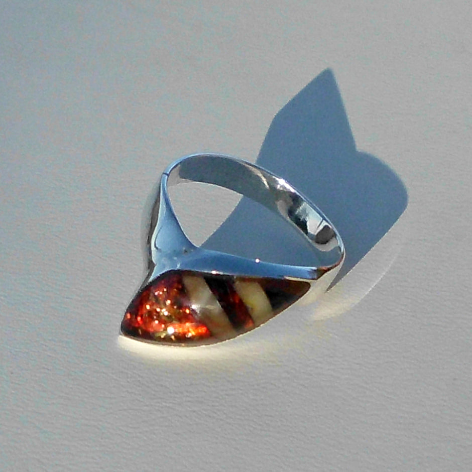 Edler Ring aus Silber mit Intarsia-Bernstein von Rügen