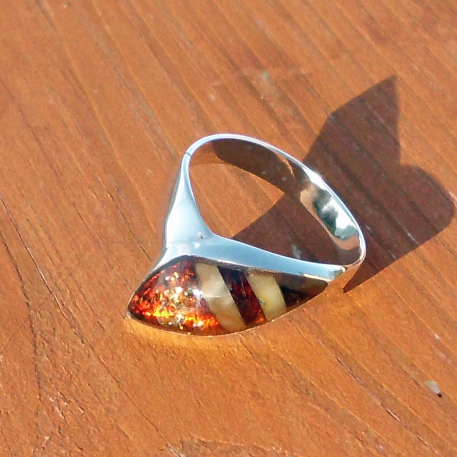 Edler Ring aus Silber mit Intarsia-Bernstein von Rügen