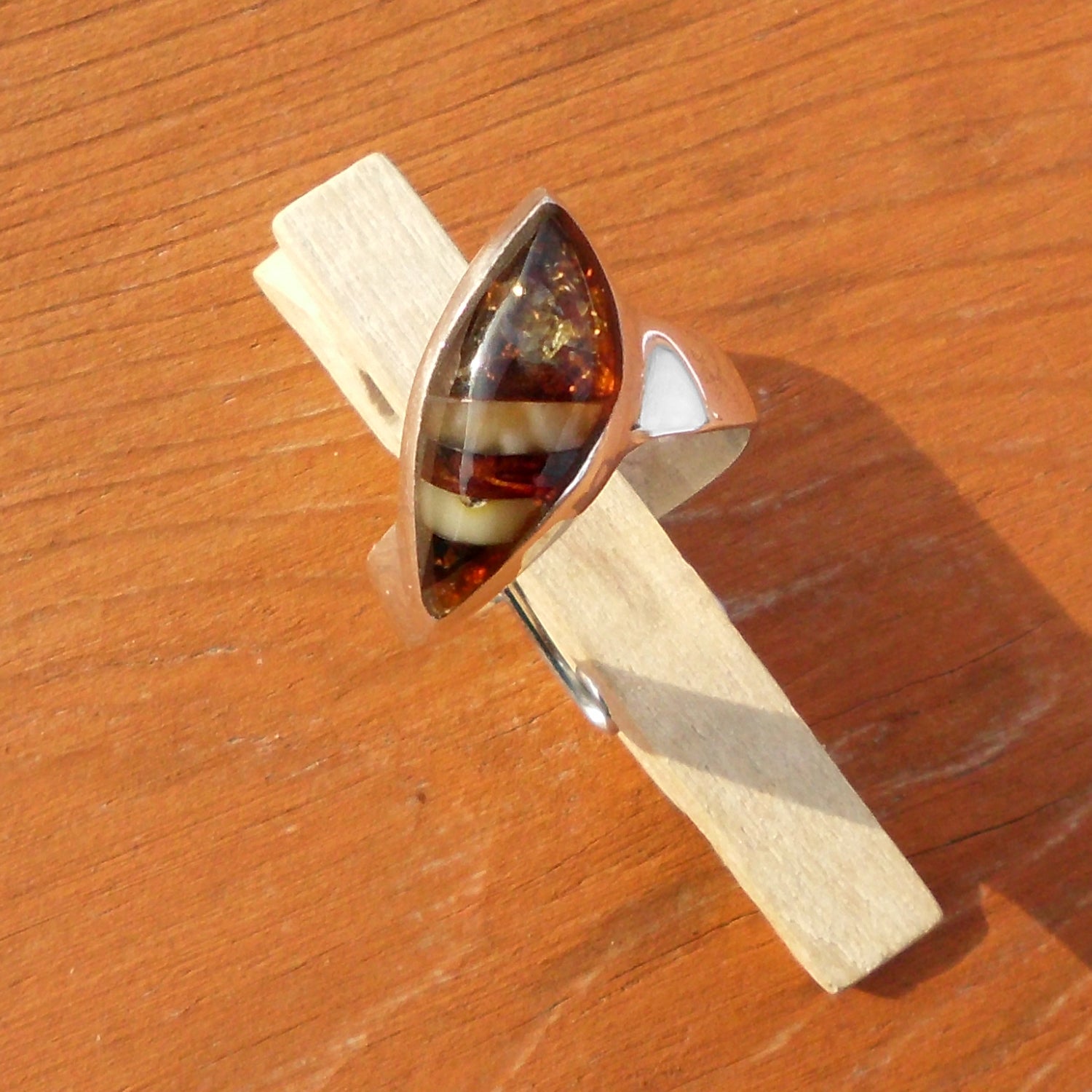 Edler Ring aus Silber mit Intarsia-Bernstein von Rügen