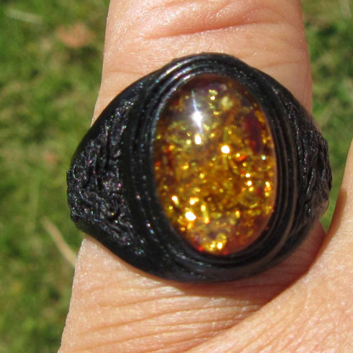 Flexibler Fingerring mit 1 Cabochon aus wunderschönen Bernstein und Leder