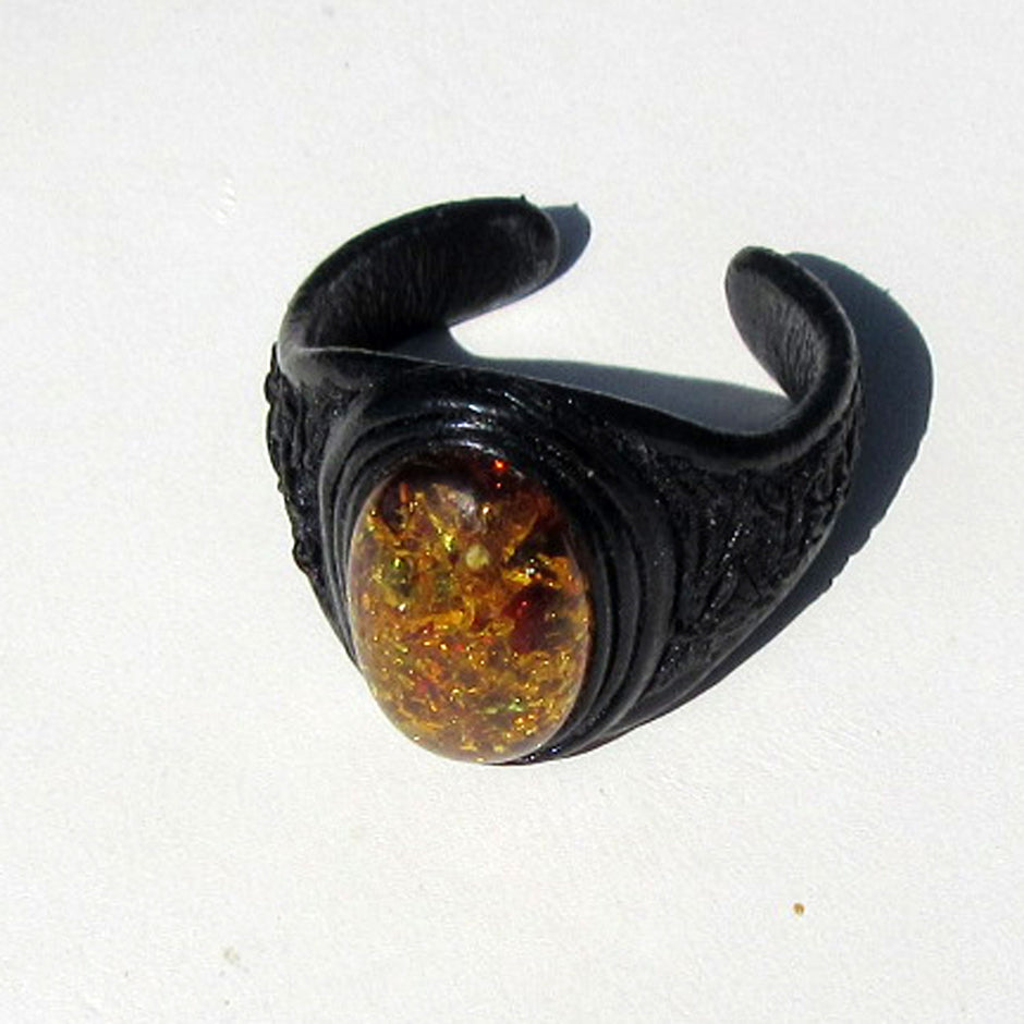 Flexibler Fingerring mit 1 Cabochon aus wunderschönen Bernstein und Leder