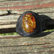 Flexibler Fingerring mit 1 Cabochon aus wunderschönen Bernstein und Leder