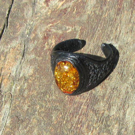 Flexibler Fingerring mit 1 Cabochon aus wunderschönen Bernstein und Leder