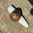 Flexibler Fingerring mit 1 Cabochon aus wunderschönen Bernstein und Leder