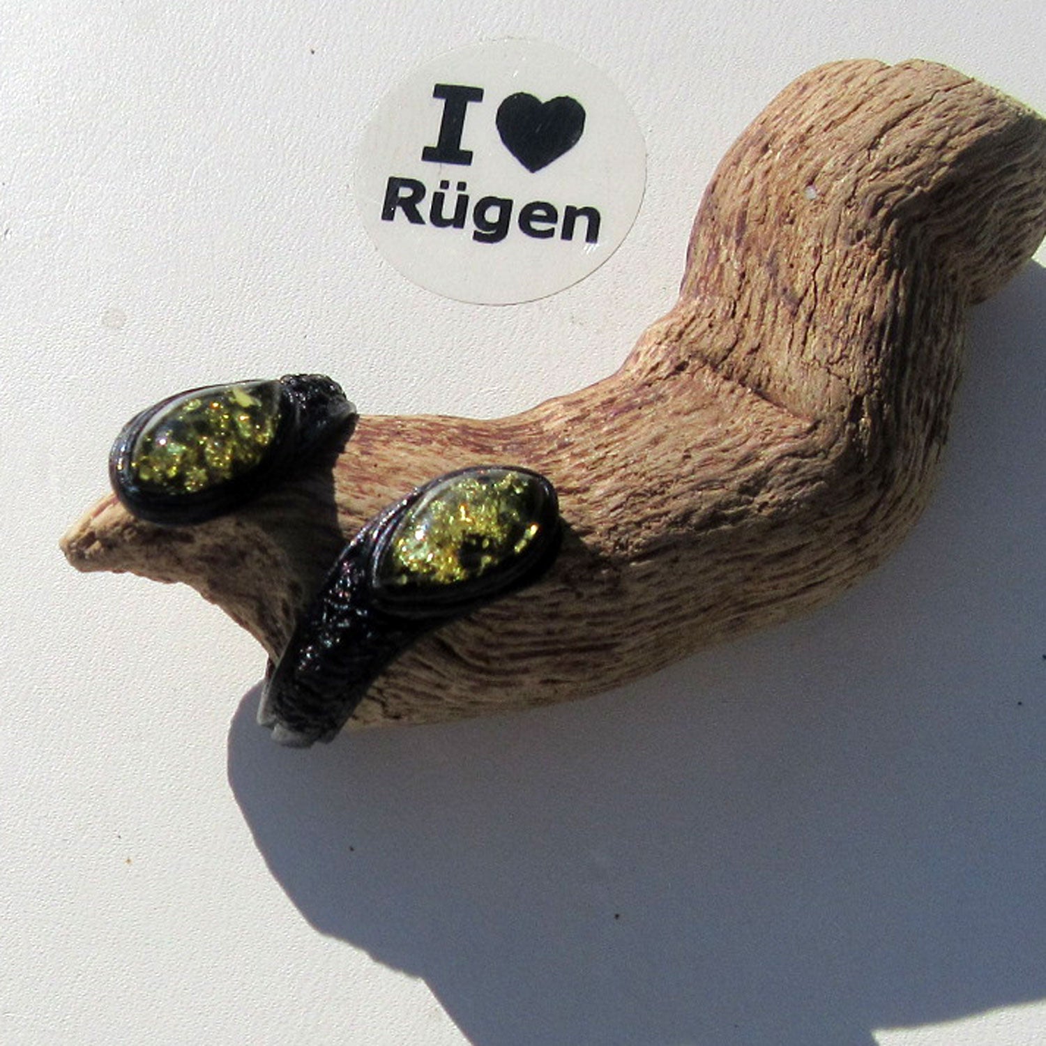 Flexibler Fingerring mit grünlichem Bernstein und Leder