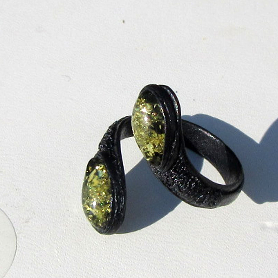 Flexibler Fingerring mit grünlichem Bernstein und Leder