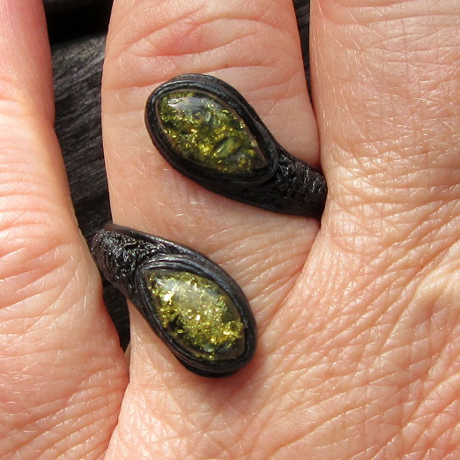 Flexibler Fingerring mit grünlichem Bernstein und Leder