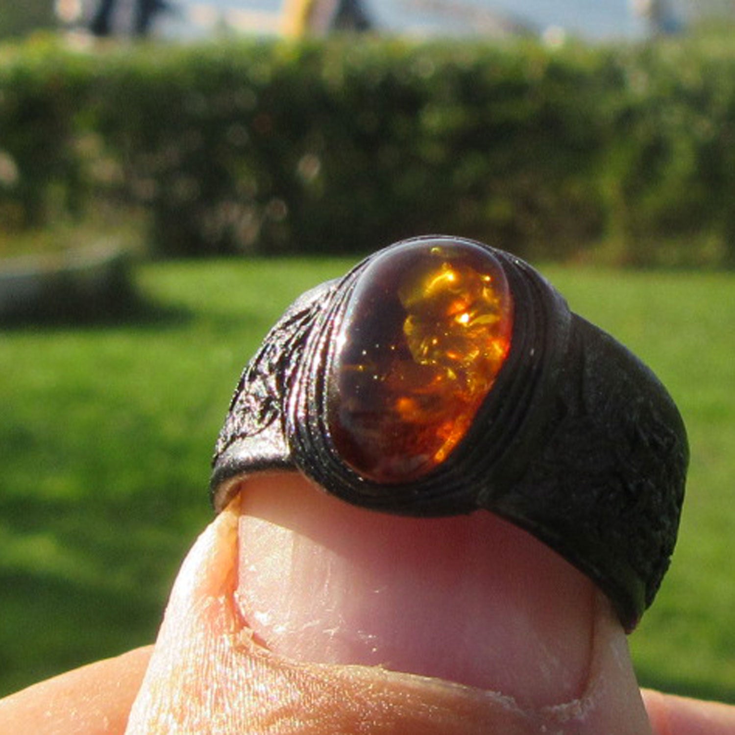 Flexibler Fingerring aus Bernstein und Leder, Unikat