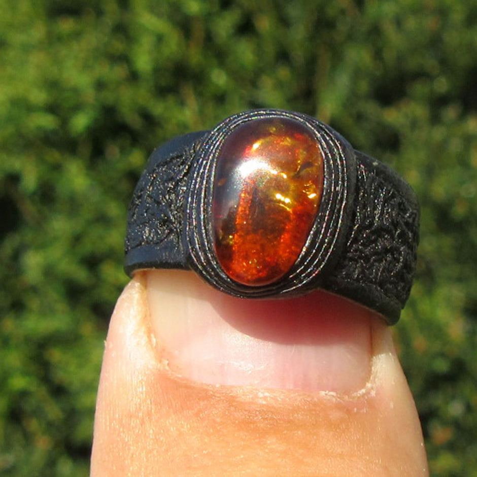 Flexibler Fingerring aus Bernstein und Leder, Unikat