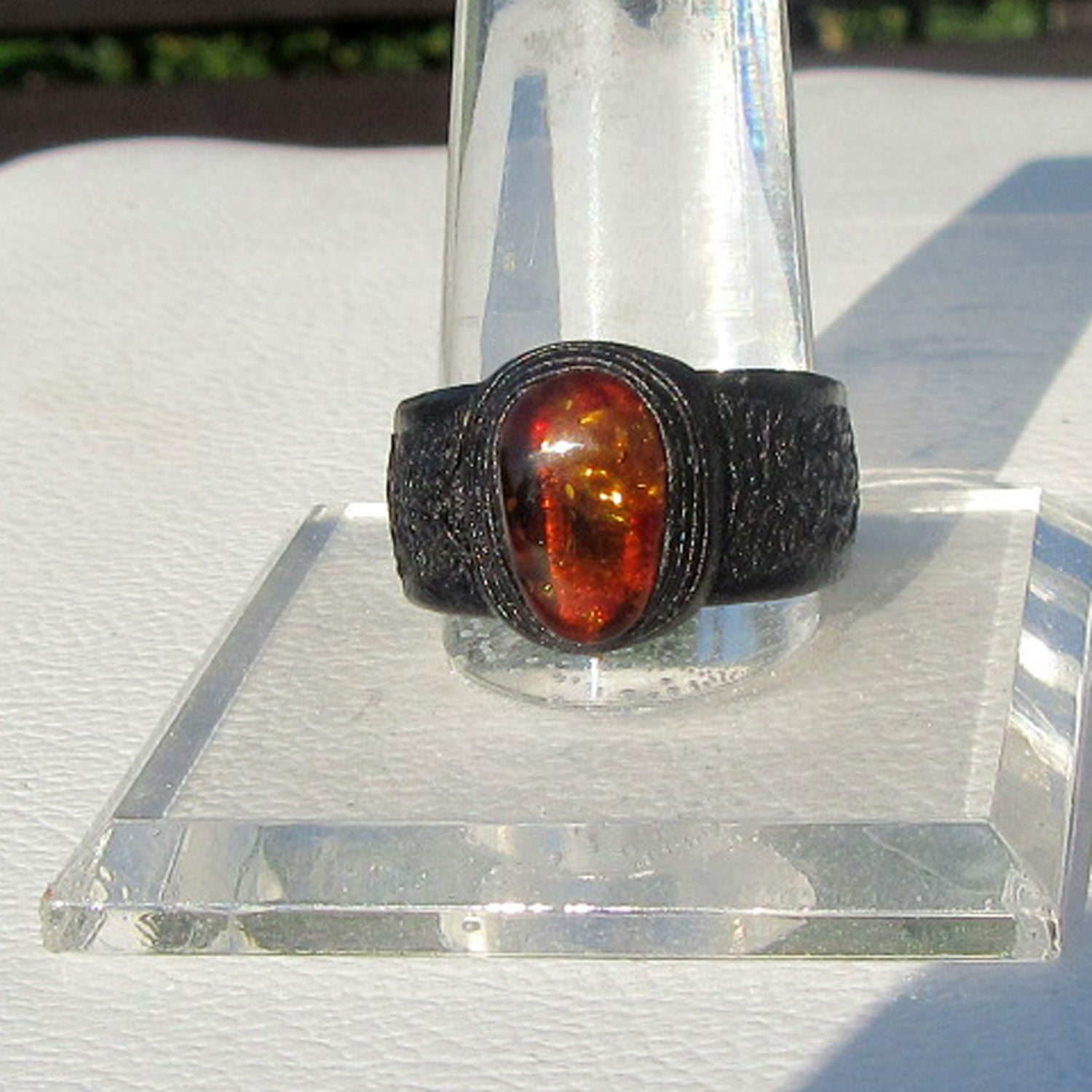 Flexibler Fingerring aus Bernstein und Leder, Unikat