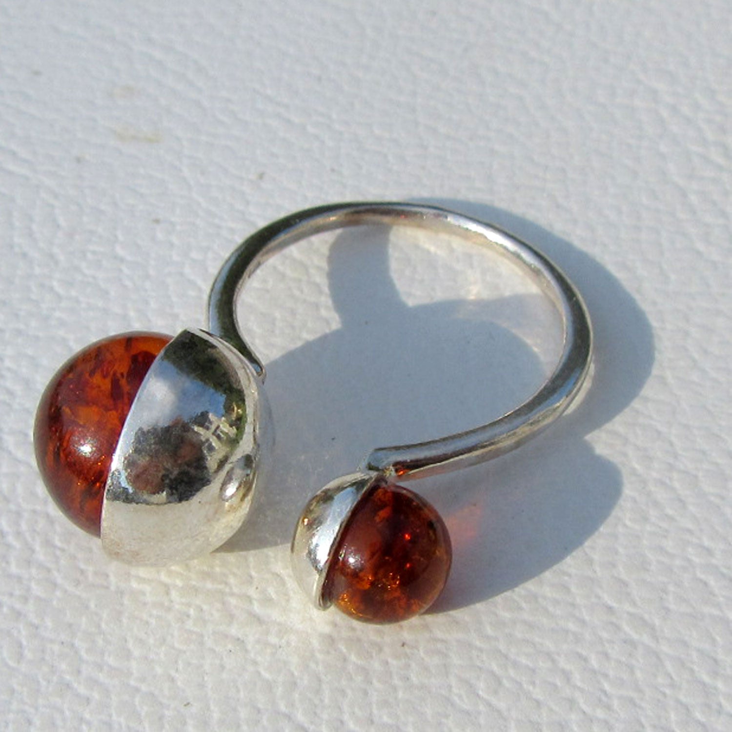 Flexibler Fingerring mit Bernsteinperlen und Silber 925