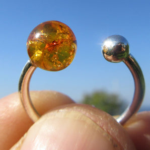 Eleganter Fingerring aus 925er Silber mit Bernsteinperle