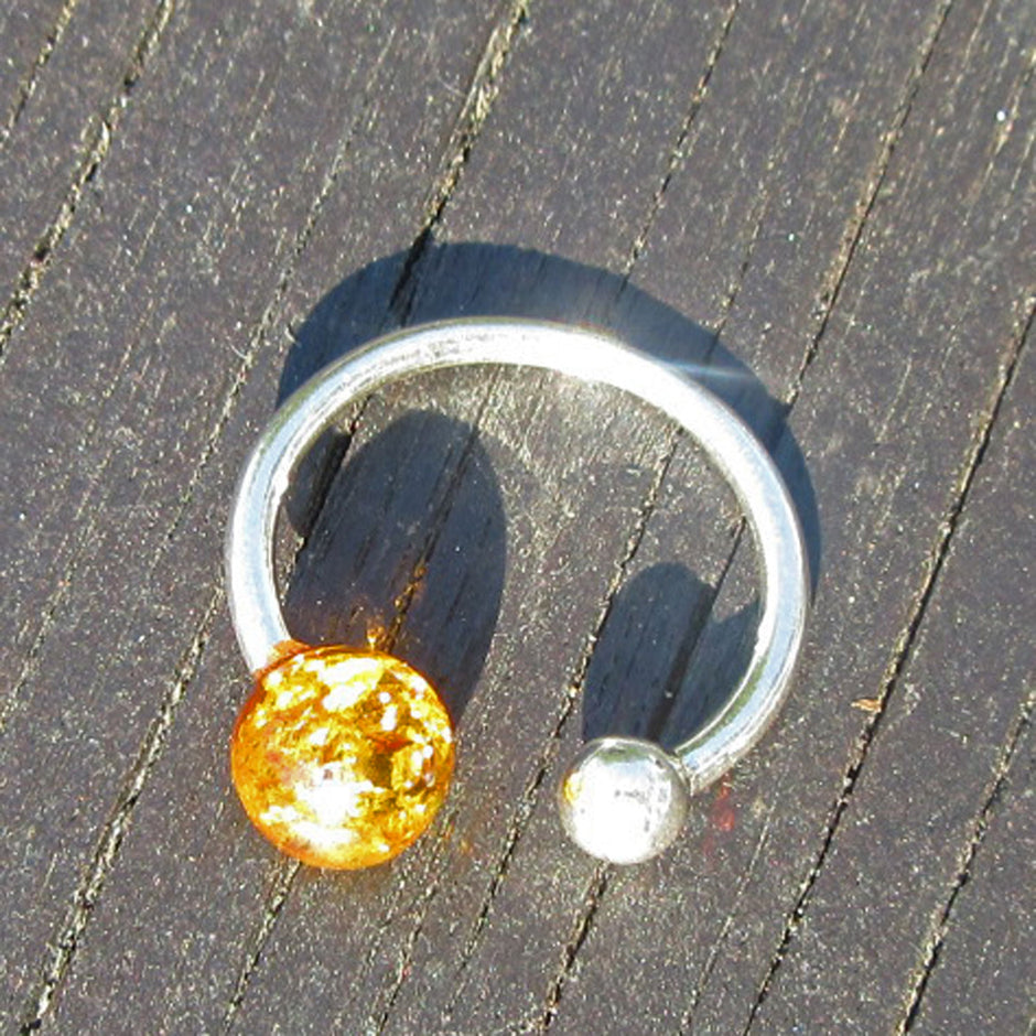 Eleganter Fingerring aus 925er Silber mit Bernsteinperle