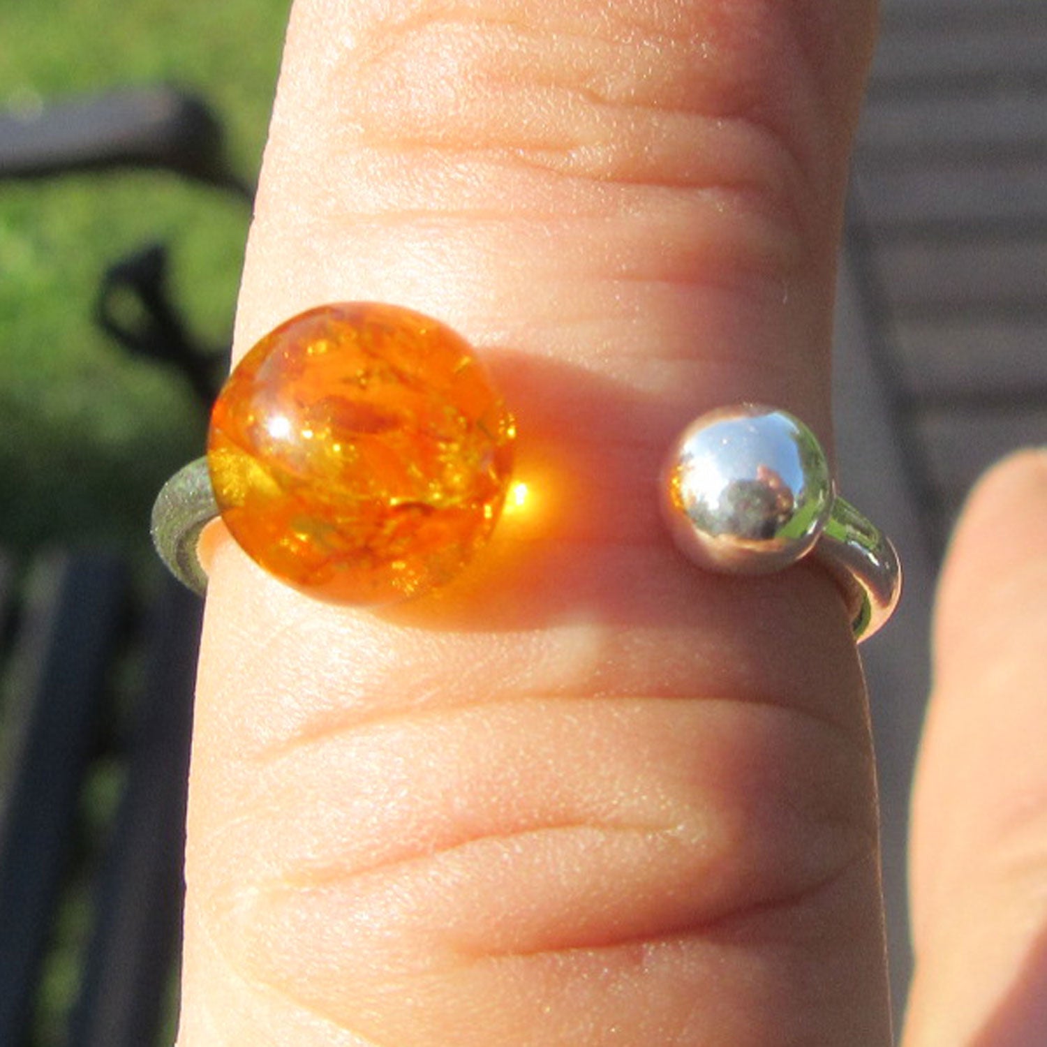 Eleganter Fingerring aus 925er Silber mit Bernsteinperle