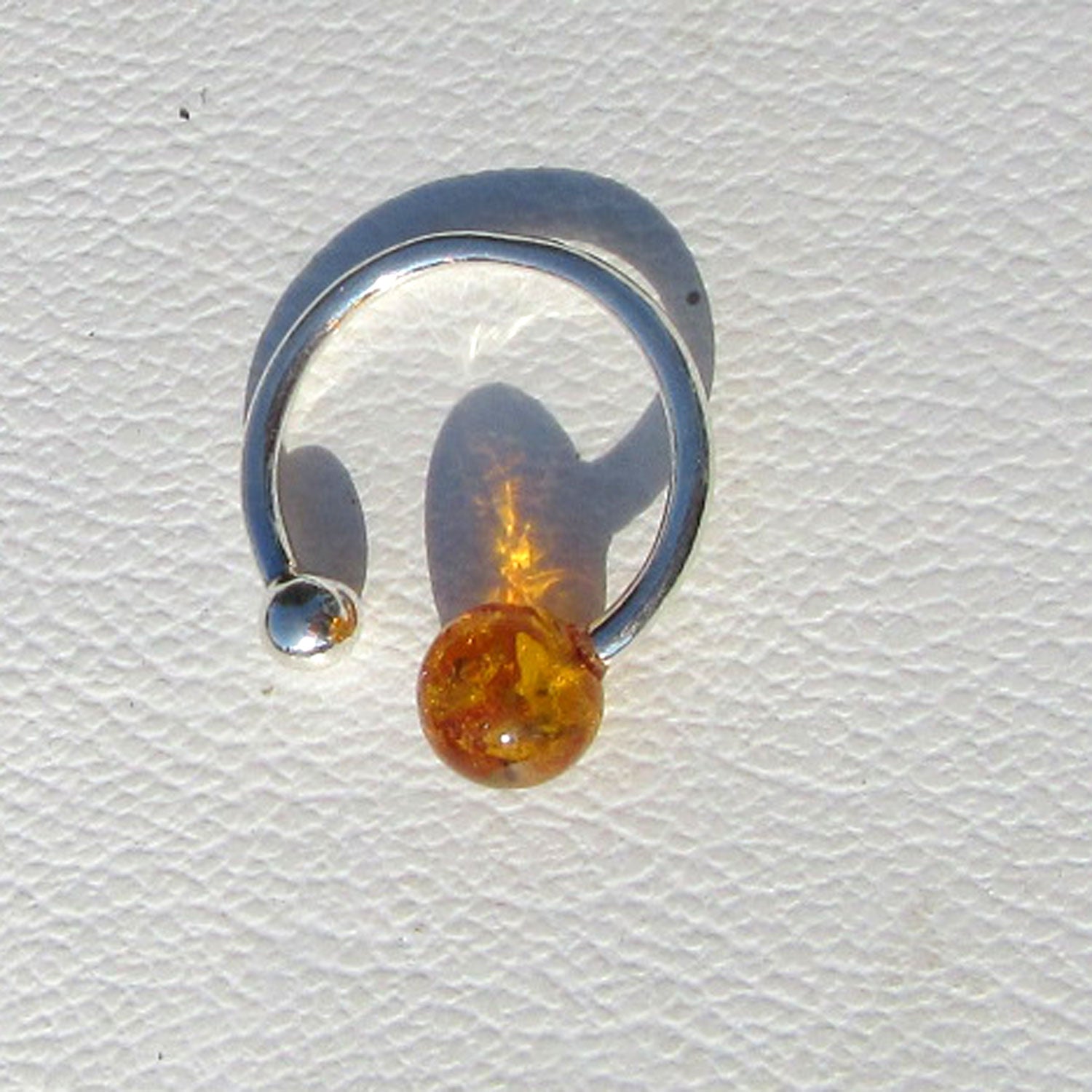 Eleganter Fingerring aus 925er Silber mit Bernsteinperle