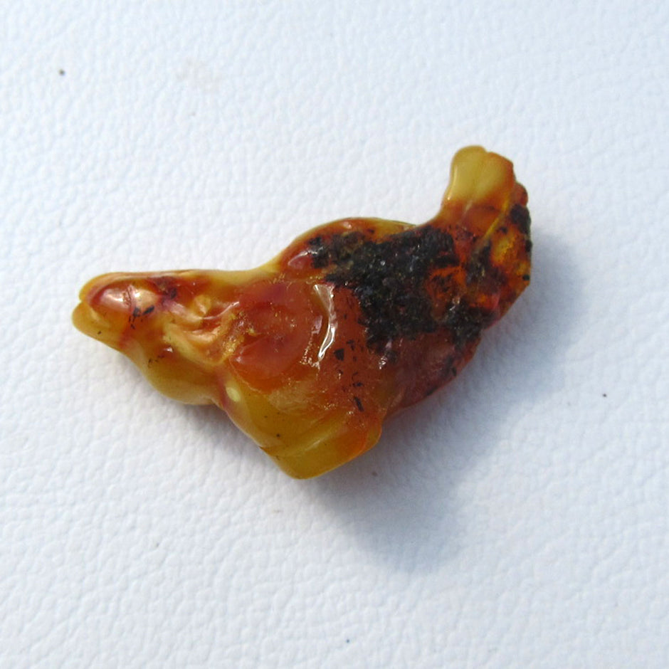 Einzelstück: Seehund aus handverlesenem Bernstein