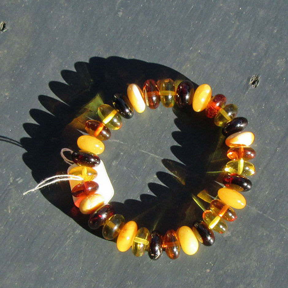 Einzigartiges Armband aus polierten Bernsteindonuts