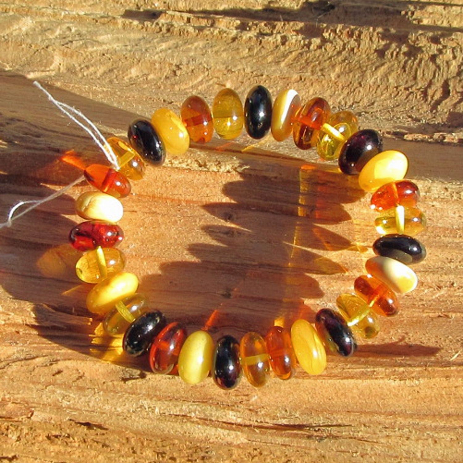 Einzigartiges Armband aus polierten Bernsteindonuts