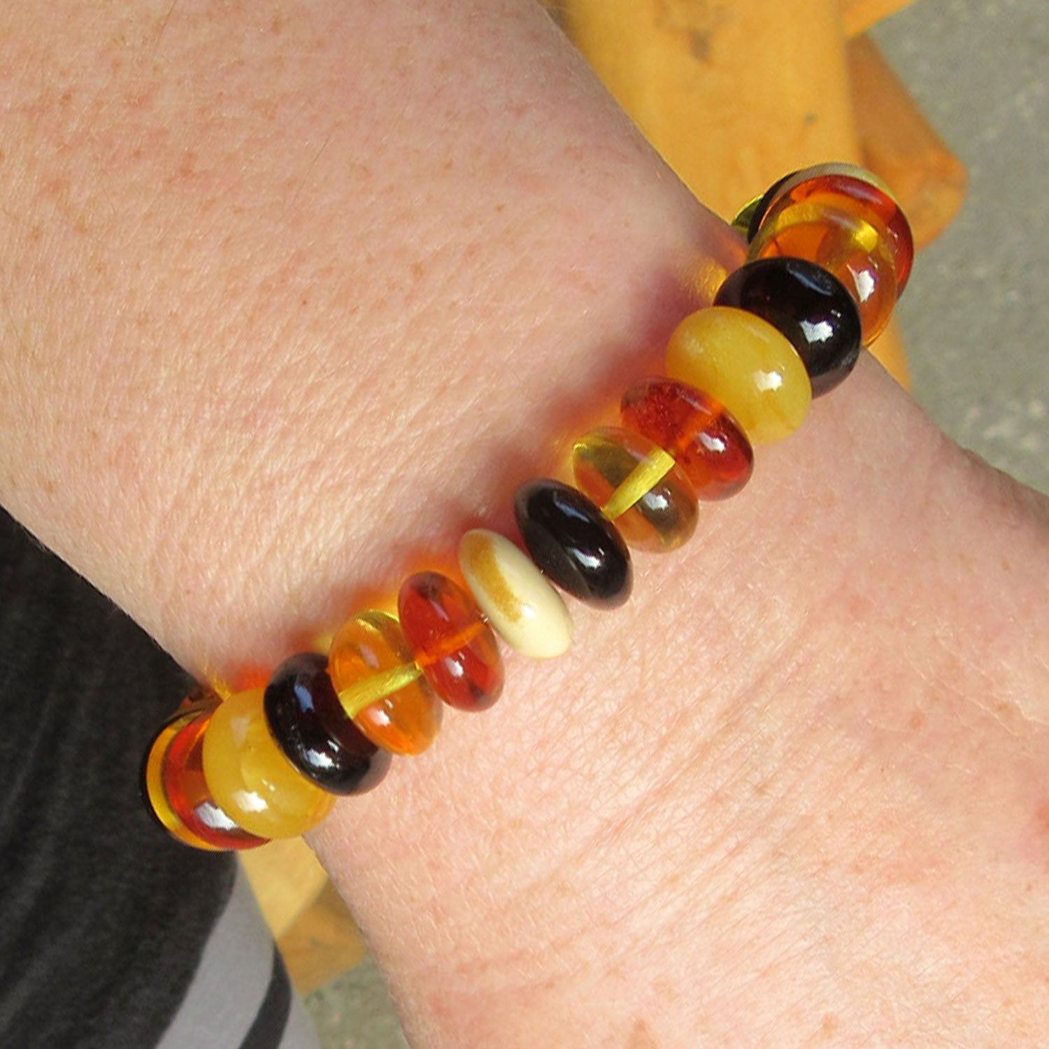 Einzigartiges Armband aus polierten Bernsteindonuts
